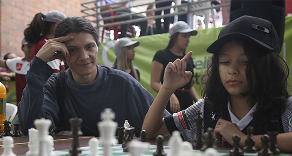 https://www.festivaldefestivales.com/wp-content/uploads/2018/01/1.-Historia-Julian-Ochoa-sobre-Santiago-Ospina-de-ajedrez.jpg