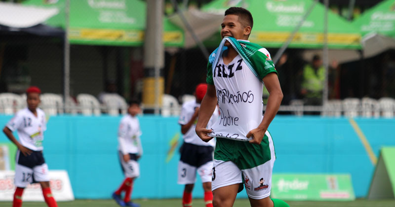 https://www.festivaldefestivales.com/wp-content/uploads/2019/01/16-Historia-futbol-de-Johan-Mauricio-Carretero-Quimbayo-por-Alex-Herrera-1.jpg
