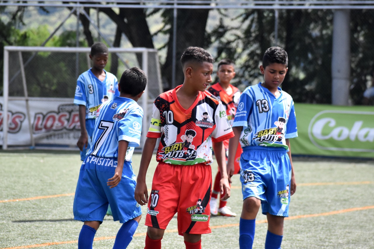 https://www.festivaldefestivales.com/wp-content/uploads/2022/07/con-alegria-y-muchos-goles-avanza-el-preselectivo-babyfutbol-colanta-en-medellin-1.jpeg