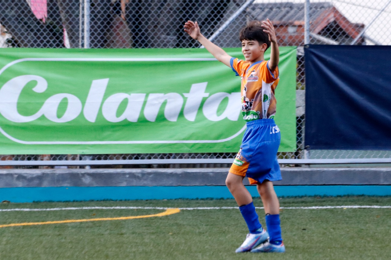 https://www.festivaldefestivales.com/wp-content/uploads/2022/09/las-canchas-de-maracana-y-raizal-recibieron-el-babyfutbol-colanta-1.jpeg