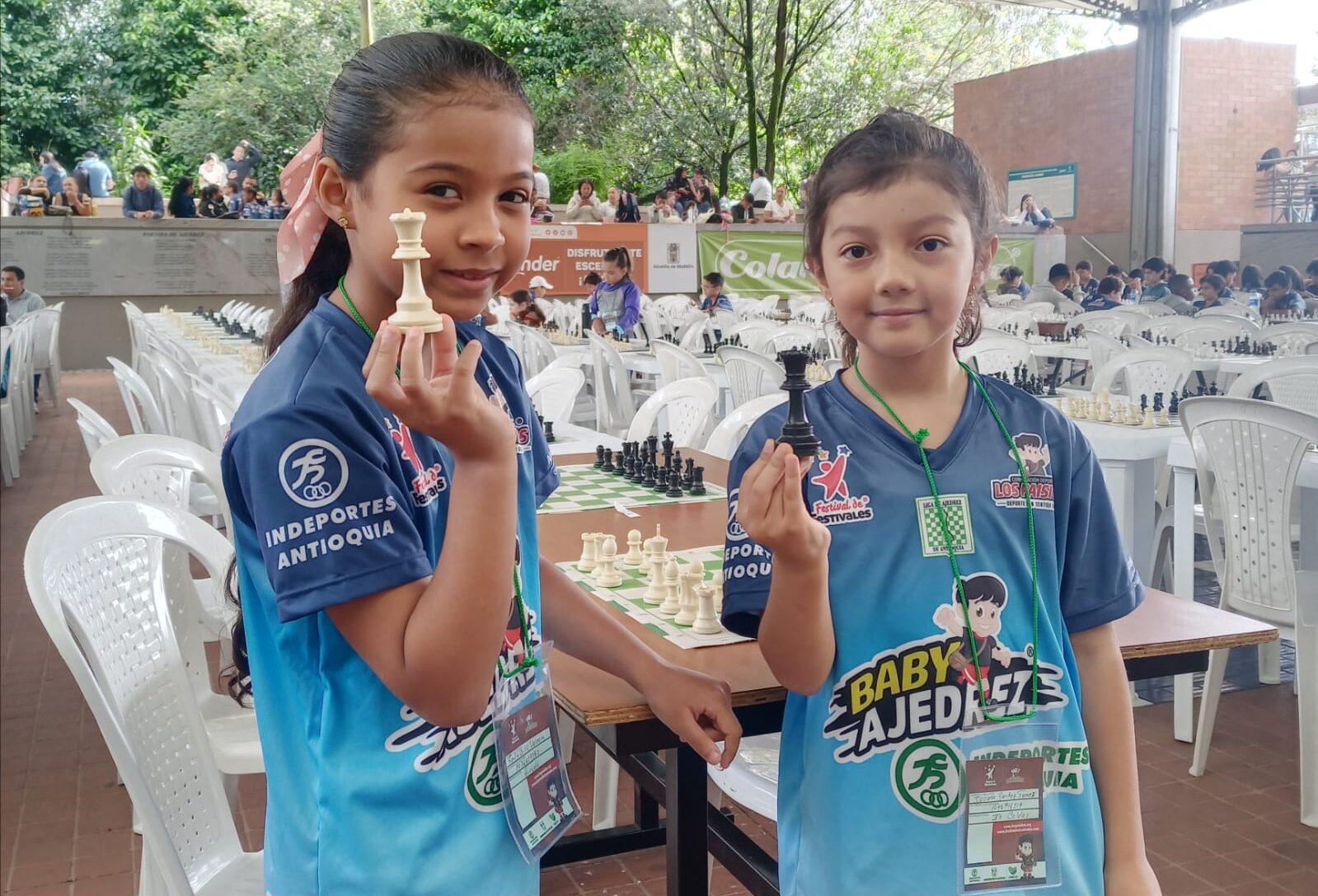 https://www.festivaldefestivales.com/wp-content/uploads/2023/01/Foto-Sofia-Ortiz-ficha-blanca-y-Juliana-Sanchez-ficha-negra-e1673734521857.jpeg