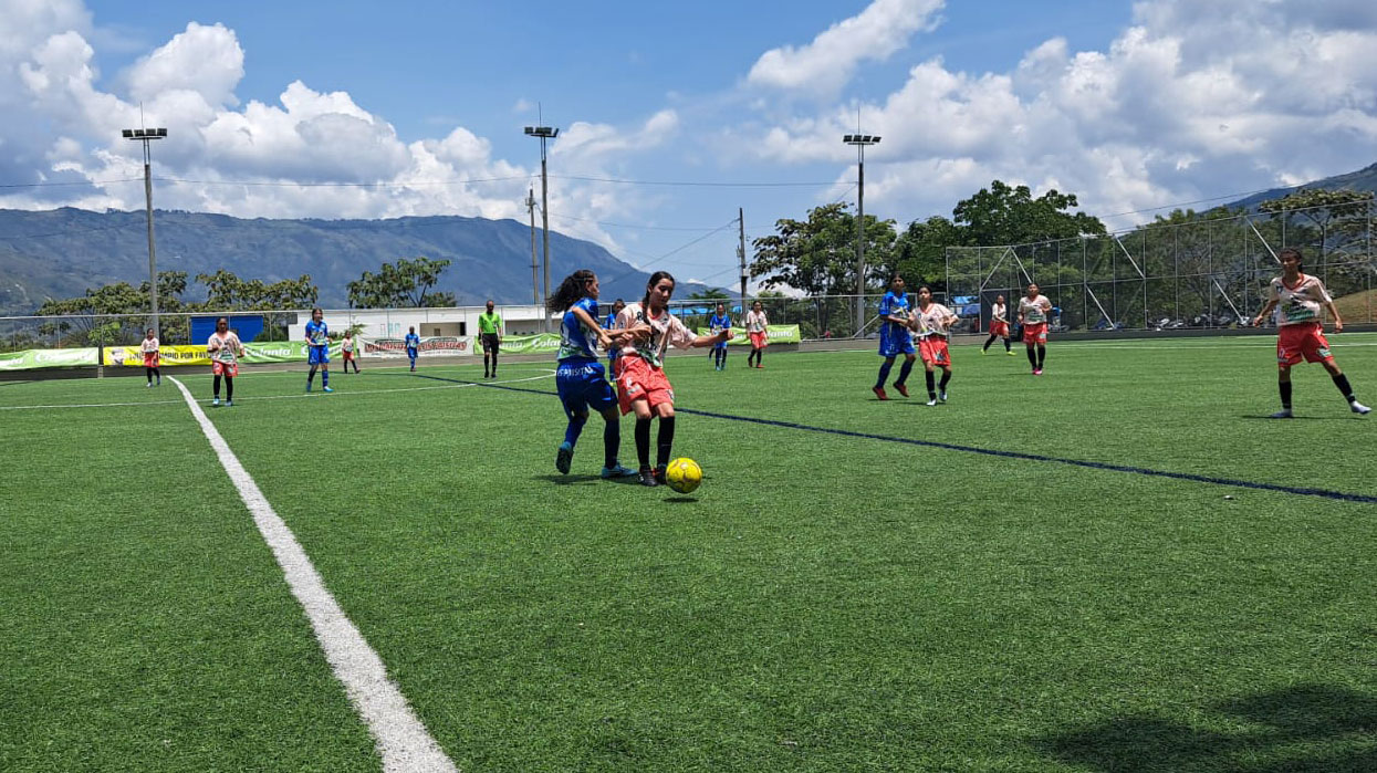 girardota-acoge-el-selectivo-femenino-del-Babyfútbol-Colanta