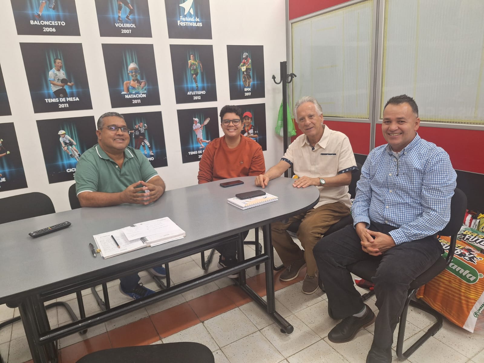 https://www.festivaldefestivales.com/wp-content/uploads/2024/12/balonmano-reunion-paisitas.jpeg