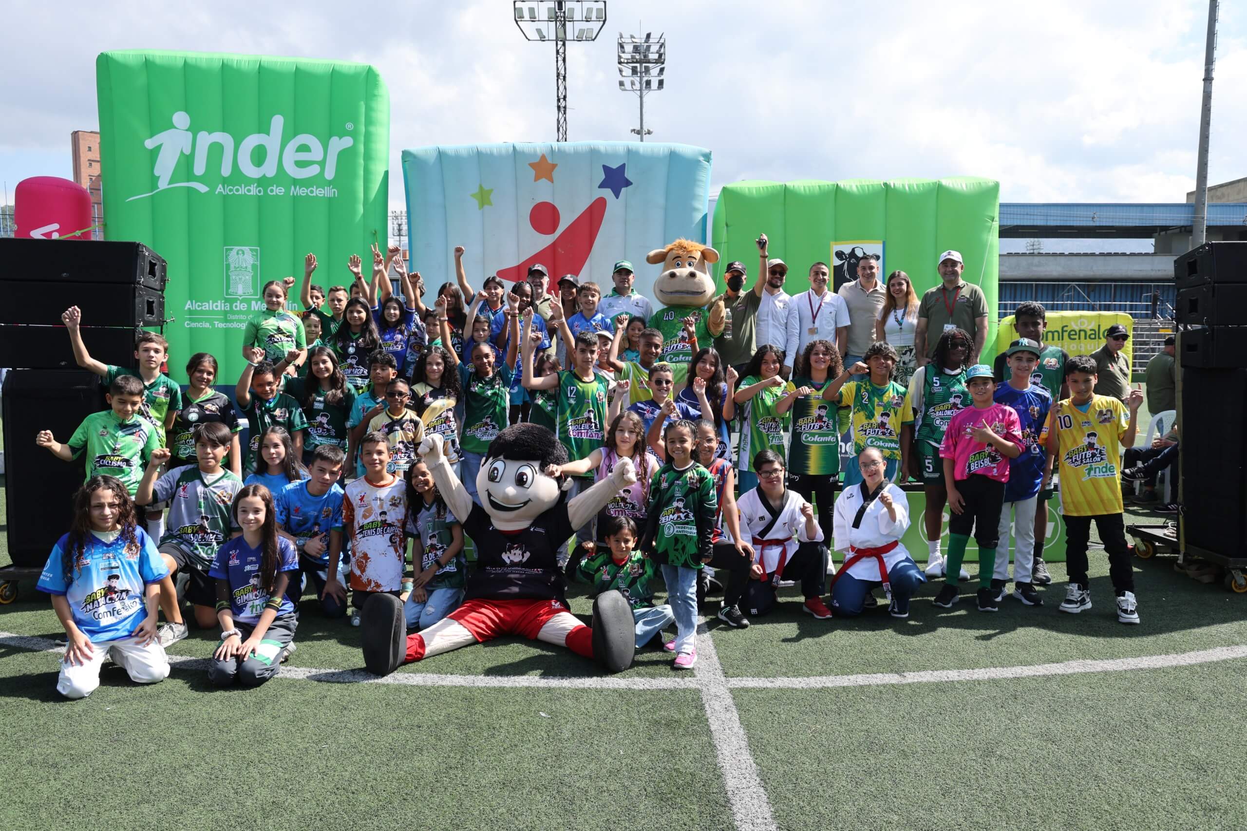 https://www.festivaldefestivales.com/wp-content/uploads/2025/01/con-la-entrega-de-uniformes-inicio-el-festival-de-festivales.jpeg
